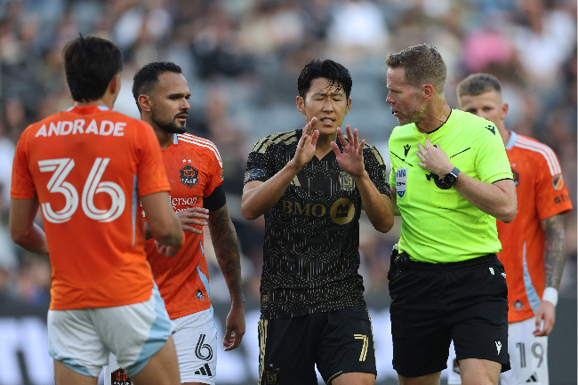 LAFC’s Son Heung-min (center) appeals a refereeing decision during a match against Houston Dynamo FC, at BMO Stadium in Los Angeles on Sunday.    (AFP-Yonhap)