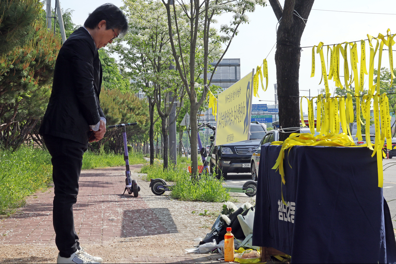 A mourner on Thursday pays tributes to a 17-year-old high school student in Gwangju who was stabbed to death in what appears to have been a random attack on May 5. (Yonhap)