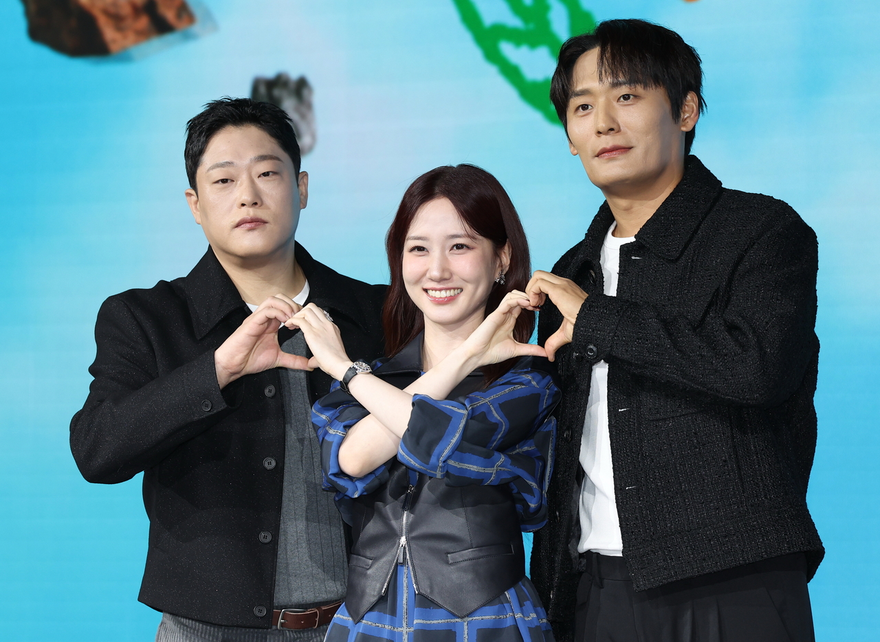From right: Actors Choi Dae-hoon, Park Eun-bin and Im Seong-jae pose for a photo at a press conference for the Netflix series "The Wonderfools" held at JW Marriott Dongdaemun Square Seoul in Jongno-gu, Seoul, Tuesday. (Yonhap)