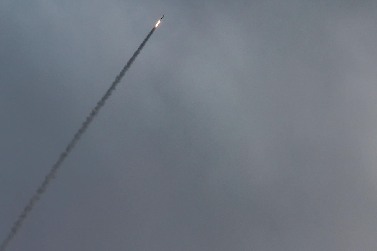 An Israeli Iron Dome interceptor streaks through the sky close to the Israel-Lebanon border, in the Upper Galilee in northern Israel on March 22, 2026. (Yonhap/AFP)