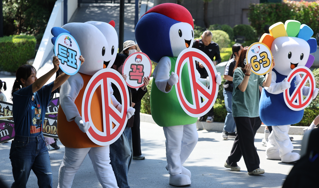 Officials from the Daegu Metropolitan City Election Commission hold a campaign encouraging voter participation during a parade at E-World, a theme park in Daegu, on Sunday ahead of the June 3 local elections. (Yonhap)
