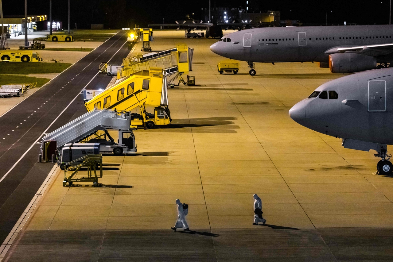 Passengers on a second evacuation flight from Tenerife arrive at Eindhoven Air Base in Eindhoven, Netherlands, Tuesday. (AFP-Yonhap)