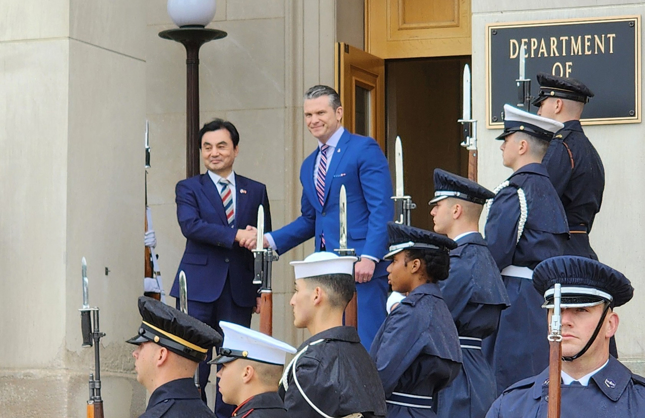 South Korean Defense Minister Ahn Gyu-back (left) and US Defense Secretary Pete Hegseth shake hands before their talks at the Pentagon, near Washington on Monday. (Defense Ministry)