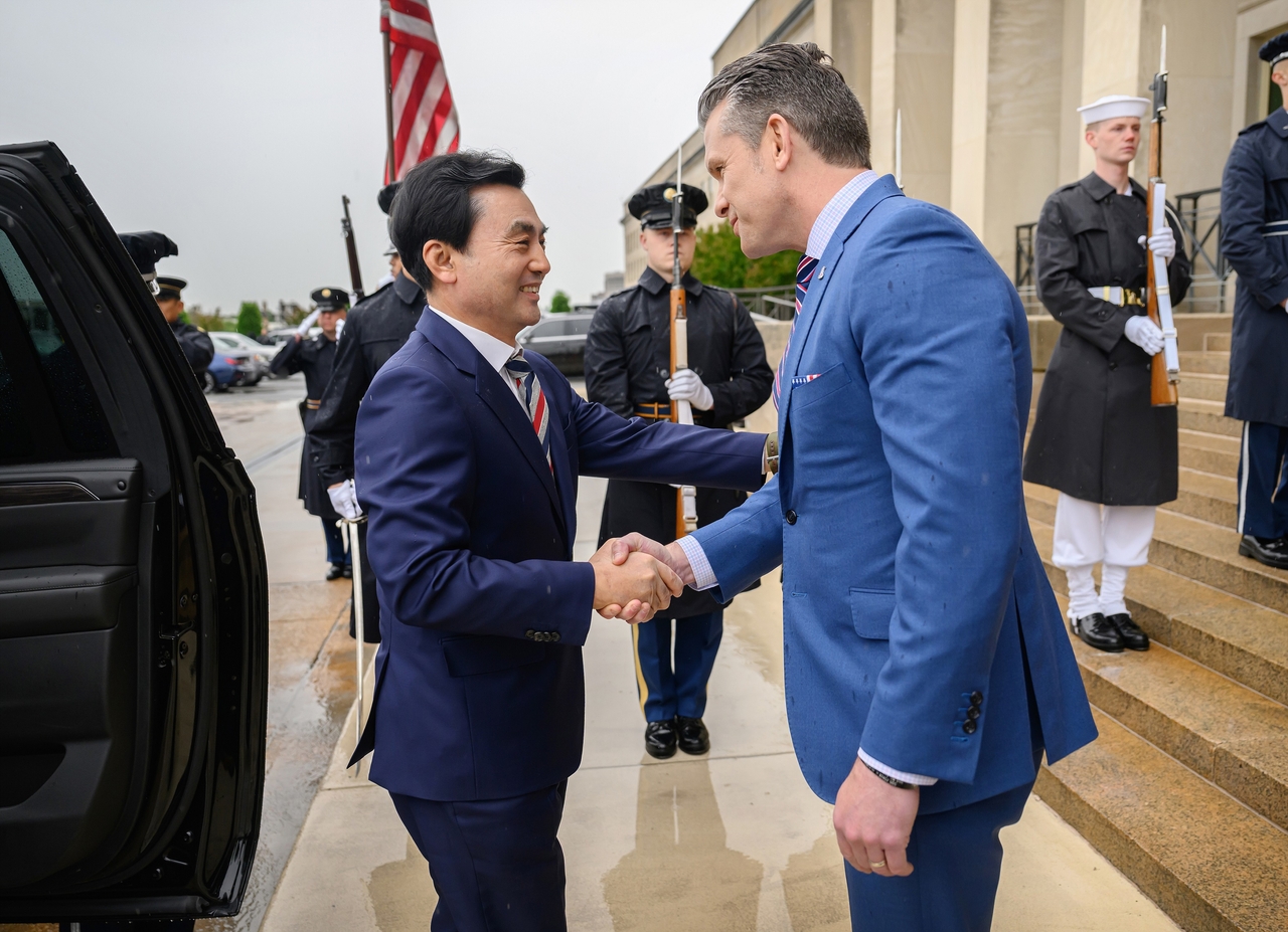 South Korean Defense Minister Ahn Gyu-back (left) shakes hands with US Defense Secretary Pete Hegseth at the Pentagon in Arlington, Virginia, Monday. (Defense Ministry)