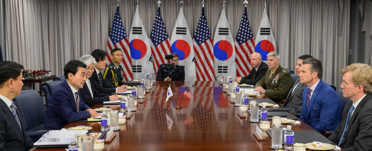 South Korean Defense Minister Ahn Gyu-back (second from left) and US Defense Secretary Pete Hegseth (second from right) hold talks alongside South Korean and US officials at the Pentagon in Arlington, Virginia, Monday. (Defense Ministry)