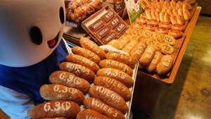 In Gwangju, election fever comes with fresh bread
