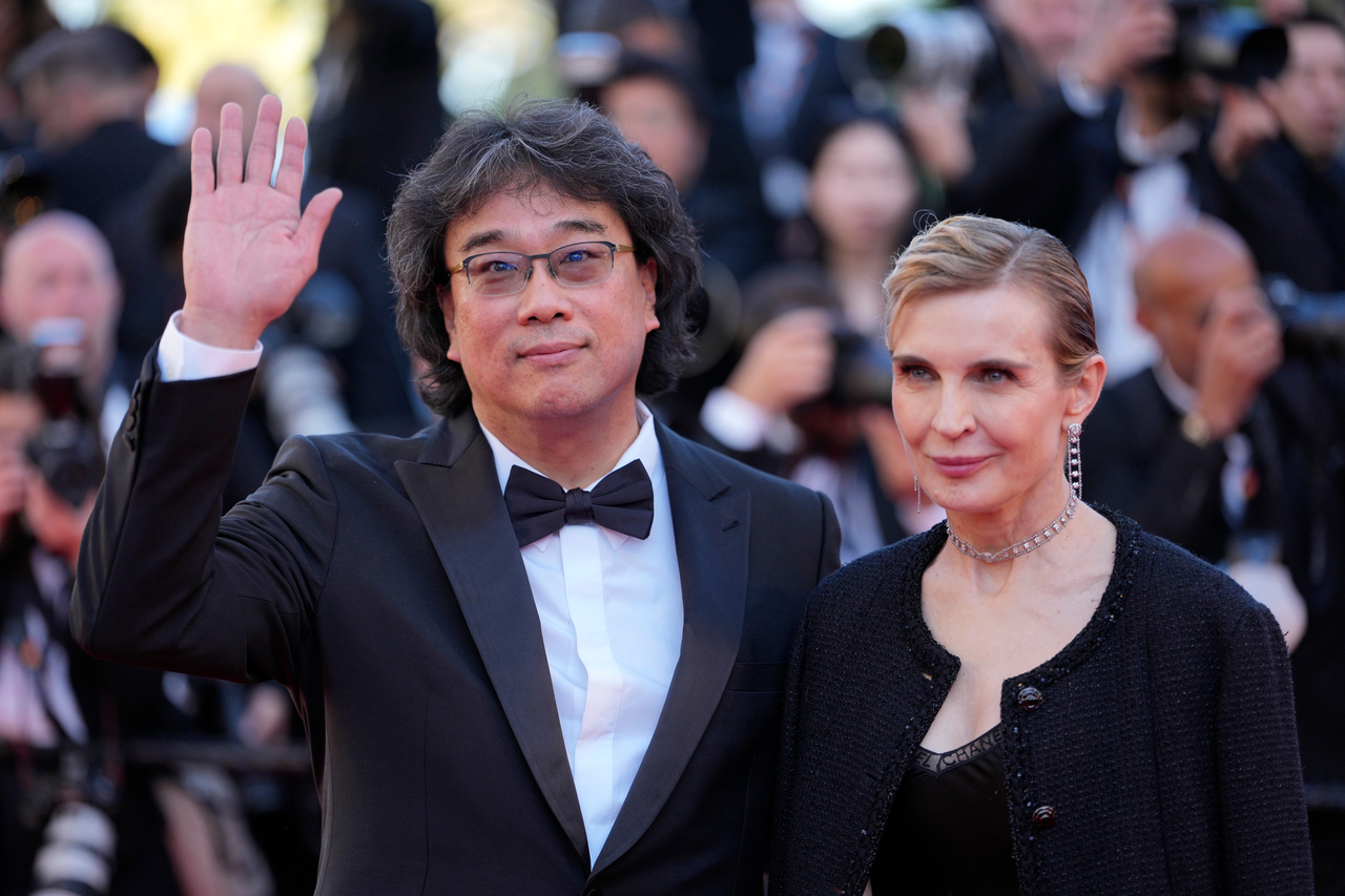 Bong Joon-ho (left) and Melita Toscan du Plantier pose for photographers at the opening ceremony of the 79th Cannes Film Festival in France on Tuesday. (AP-Yonhap)