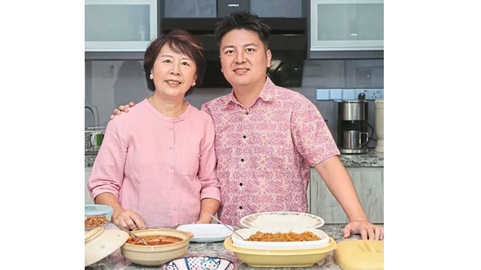 Michelin-star cheft Chong Yu Cheng (right) and his mother Soh Lay Choo pose for phots.   (The Star)