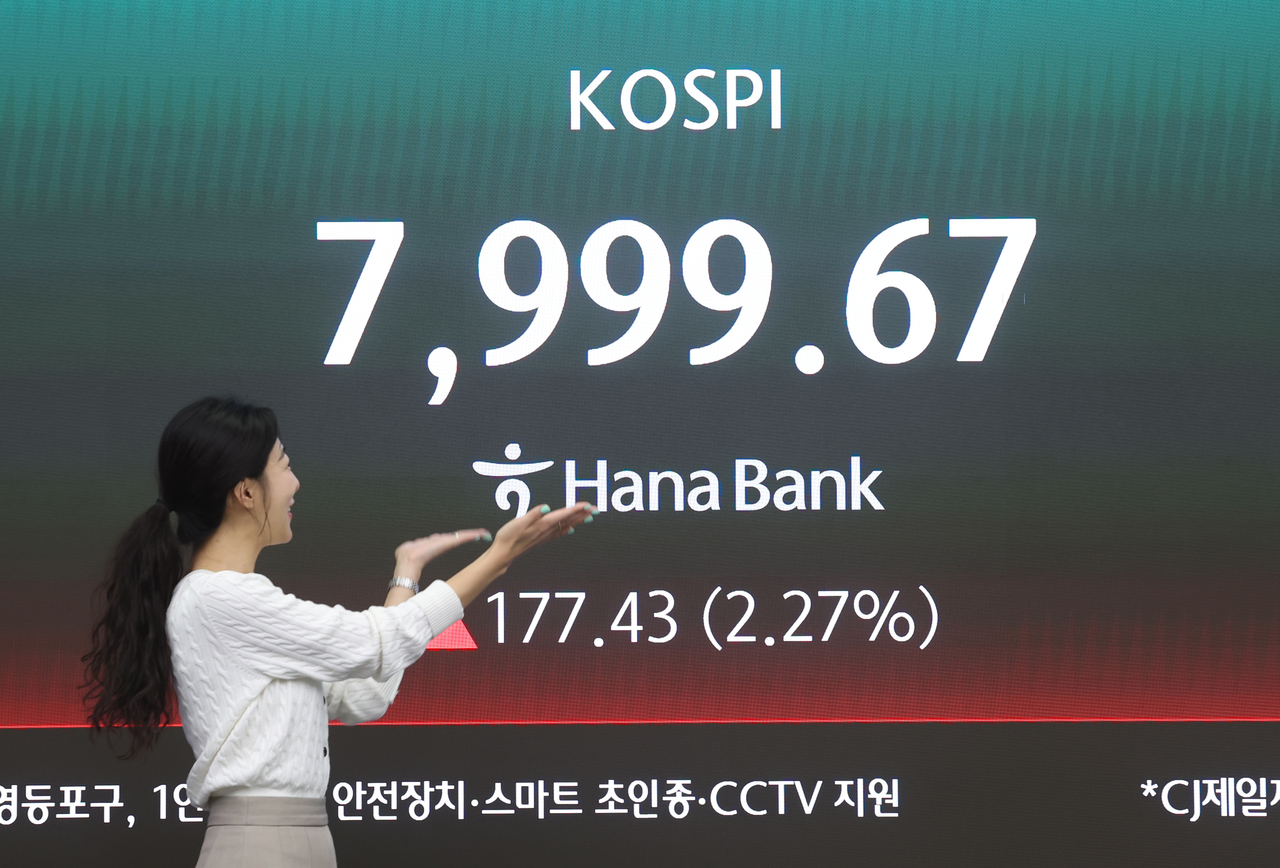 A financial data screen at Hana Bank’s dealing room in central Seoul shows the benchmark Kospi at 7,999.67 points in early trading Tuesday, just shy of the 8,000 mark. (Yonhap)