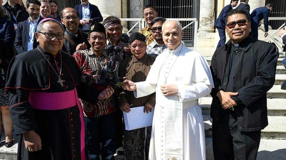 Pope Leo XIV (second right), Father Markus Solo Kewuta (right) and Monsignor Agustinus Tri Budi Utomo (left) pose for photographs outside St. Peter’s Basilica in the Vatican, March 25.    (Jakarta Post)