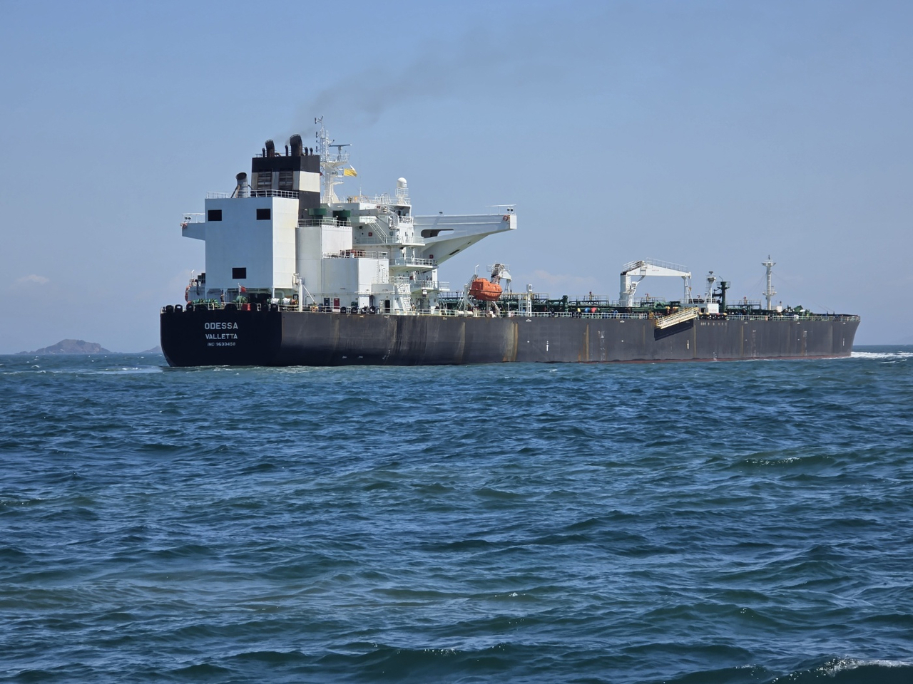 The oil tanker Odessa is seen off the coast of Seosan, South Chungcheong Province, on May 8 after passing through the Strait of Hormuz shortly before Iran reimposed a blockade on the key shipping route. The vessel was scheduled to unload 1 million barrels of crude oil later in the day at an offshore mooring facility operated by HD Hyundai Oilbank. (Yonhap)