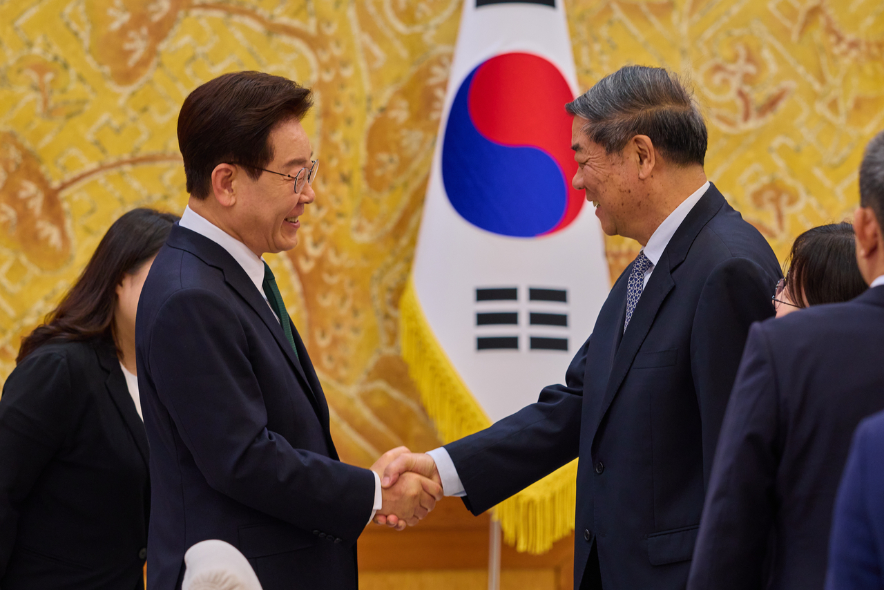 South Korean President Lee Jae Myung (left) shakes hands with Chinese Vice Premier He Lifeng during their meeting at Cheong Wa Dae in Seoul on Wednesday. (Cheong Wa Dae via Yonhap)