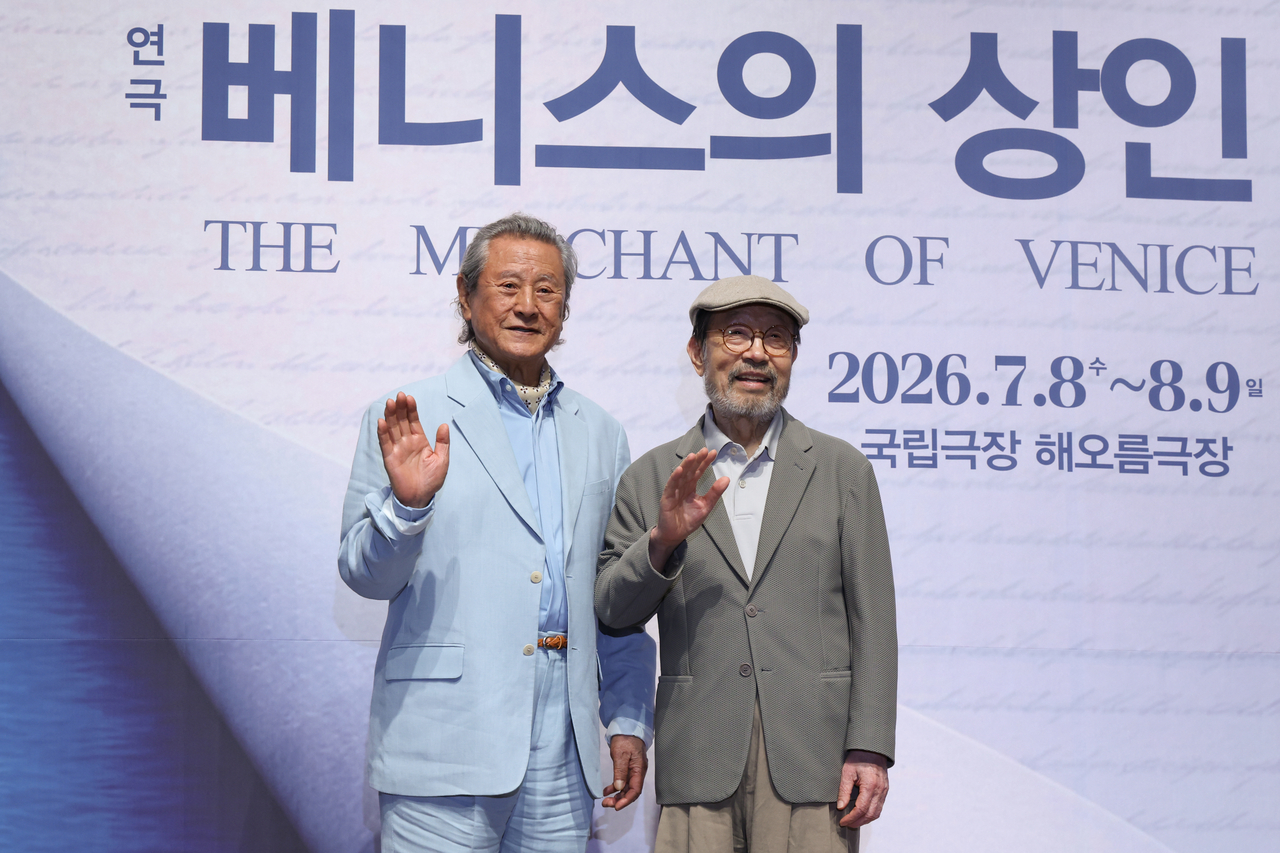 Shin Gu (right) and Park Geun-hyung pose for a photo during a press conference for "The Merchant of Venice" in Seoul on Tuesday. (Yonhap)