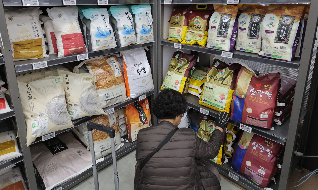 A person is looking at the agricultural products at a Seoul-based supermarket in this photo taken on Sunday. (Yonhap)