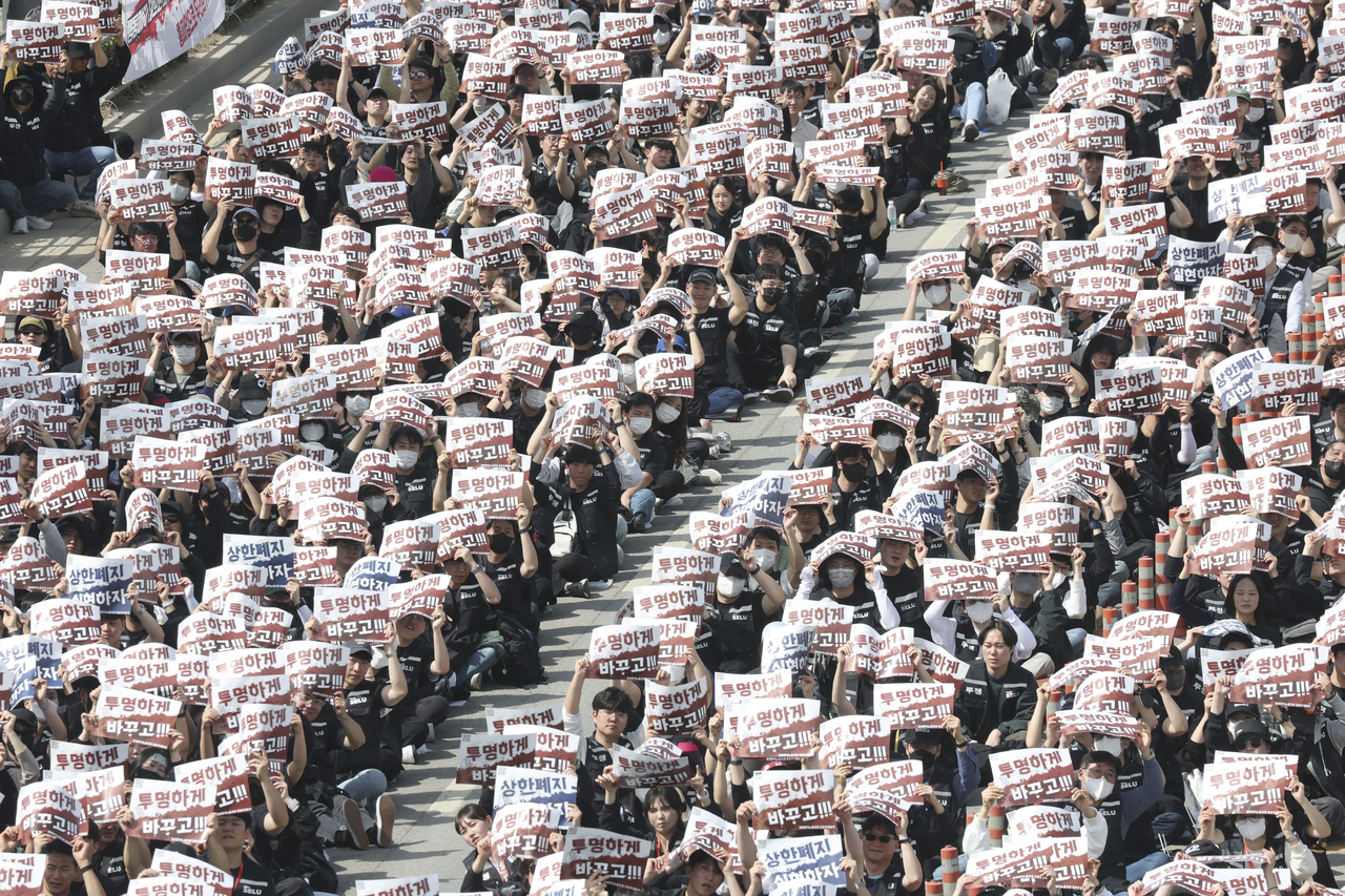 Members of Samsung Electronics' labor union gather for a rally at the tech giant's Pyeongtaek campus in Gyeonggi Province, April 23. (Newsis)