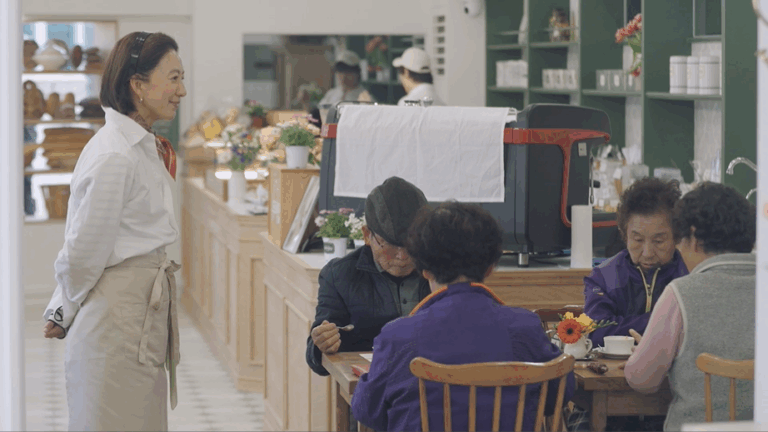 Kim Hee-ae (left) attends to customers in "Bonjour Bakery" (Coupang Play)