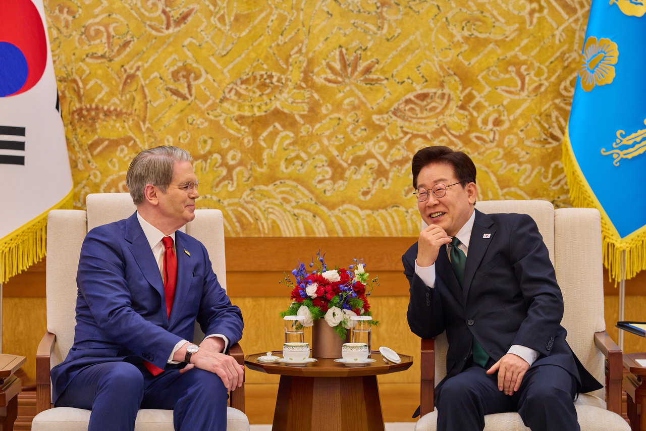 South Korean President Lee Jae Myung (right) talks with US Treasury Secretary Scott Bessent during their meeting at Cheong Wa Dae in Seoul on Wednesday. (Cheong Wa Dae via Yonhap)