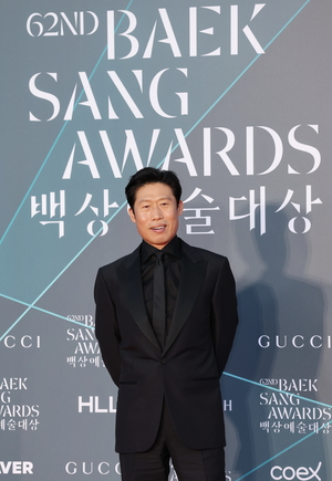 'The King's Warden' star Yoo Hae-jin donates 100m won for cancer patients