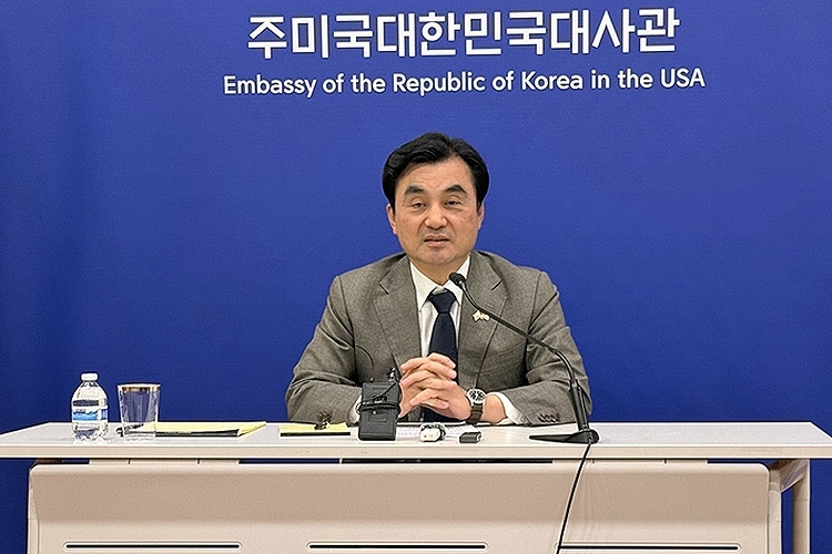 Defense Minister Ahn Gyu-back speaks at a briefing for South Korean correspondents at the South Korean Embassy in Washington, Tuesday. (Yonhap)