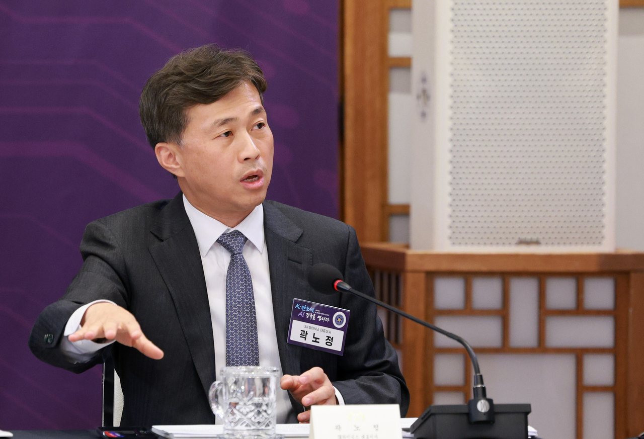 SK hynix CEO Kwak Noh-Jung speaks during a session on Korea's AI-era semiconductor strategy at the presidential office in Seoul in December 2025. (Newsis)