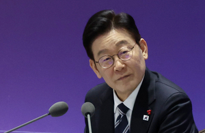 Lee visits shipbuilding firm in Ulsan, pledges support for the industry