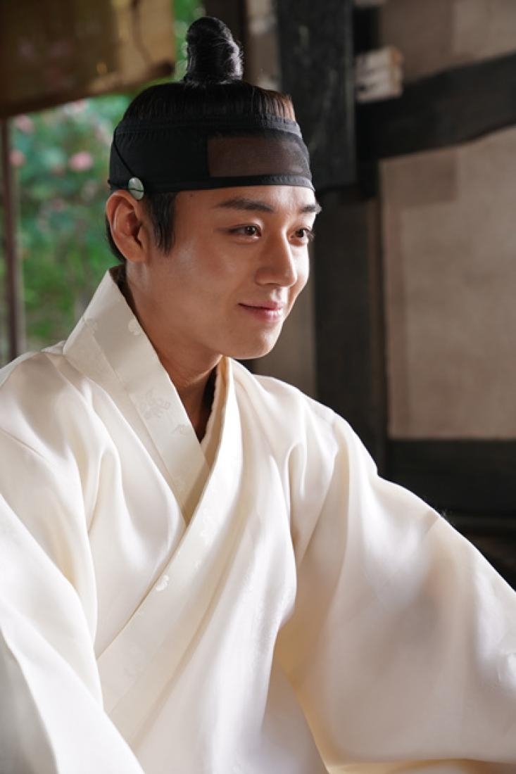 Park Ji-hoon as Lee Hong-wi, or King Danjong, in "The King's Warden" (Showbox)