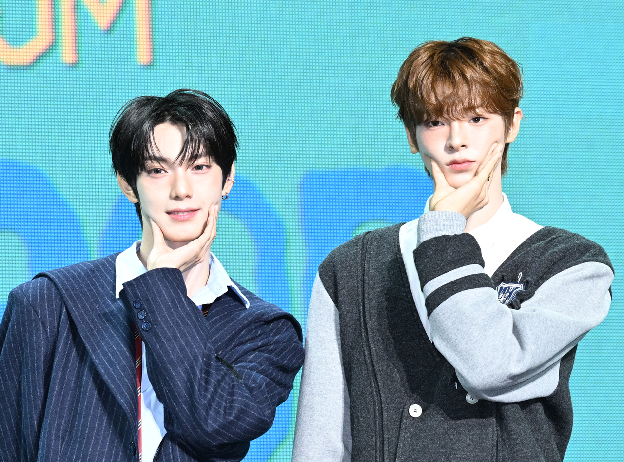 [헤럴드뮤즈=윤병찬 기자] 13일 오후 FNC 신인 보이그룹 플레어 유(FLARE U/최립우, 강우진)가 용산구 블루스퀘어에서 데뷔 쇼케이스를 열었다.
플레어 유는 지난해 방영된 Mnet ‘보이즈 2 플래닛’ 출신 최립우와 강우진으로 구성된 듀오 그룹이다. 팀명 플레어 유는 두 개의 반짝임이 만나 하나의 빛을 이루는 순간을 뜻한다.