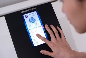 Samsung, LG widen smartphone OLED lead over Chinese rivals