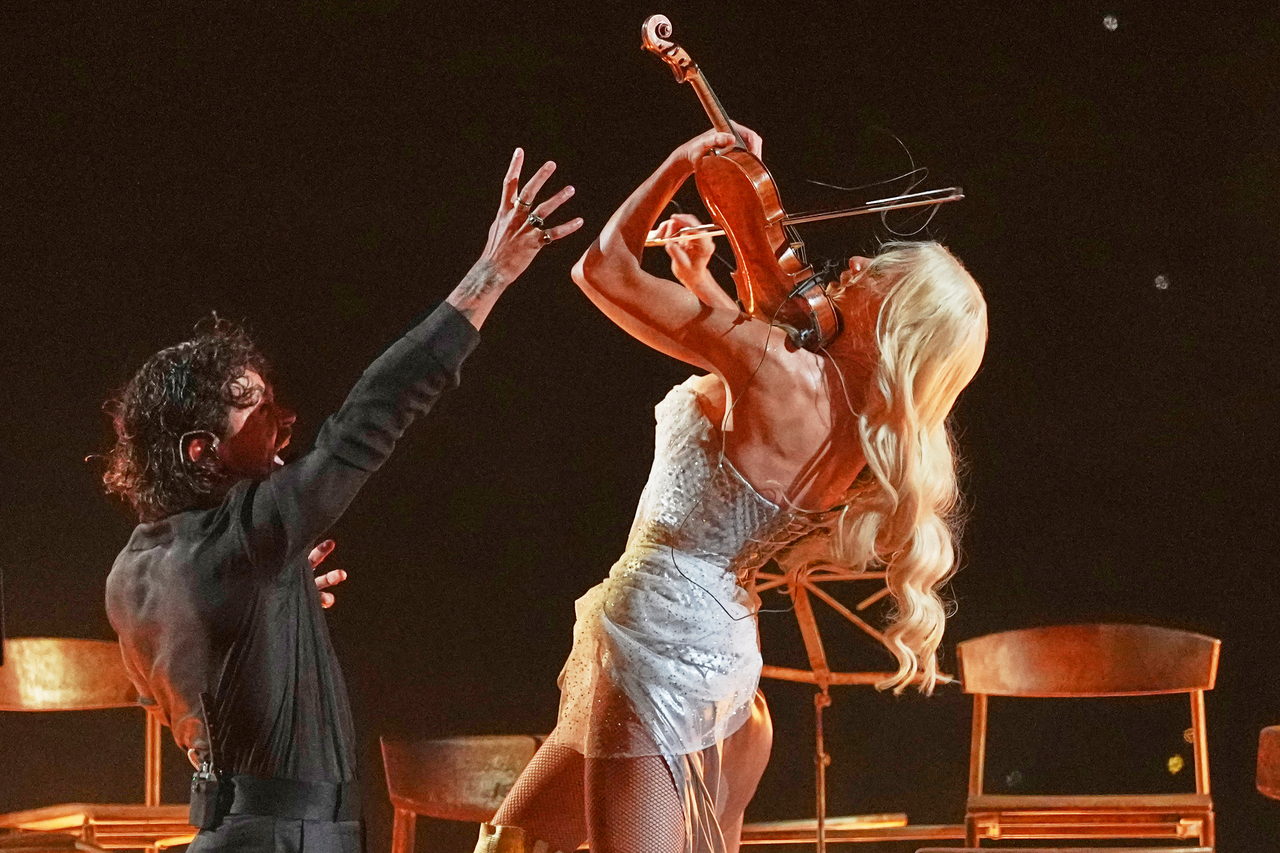 Finland‘s contestants Linda Lampenius (right) and  and Pete Parkkonen perform on stage during the semifinal of the 70th Eurovision Song Contest in Vienna, Austria, Tuesday.   (AP-Yonhap)