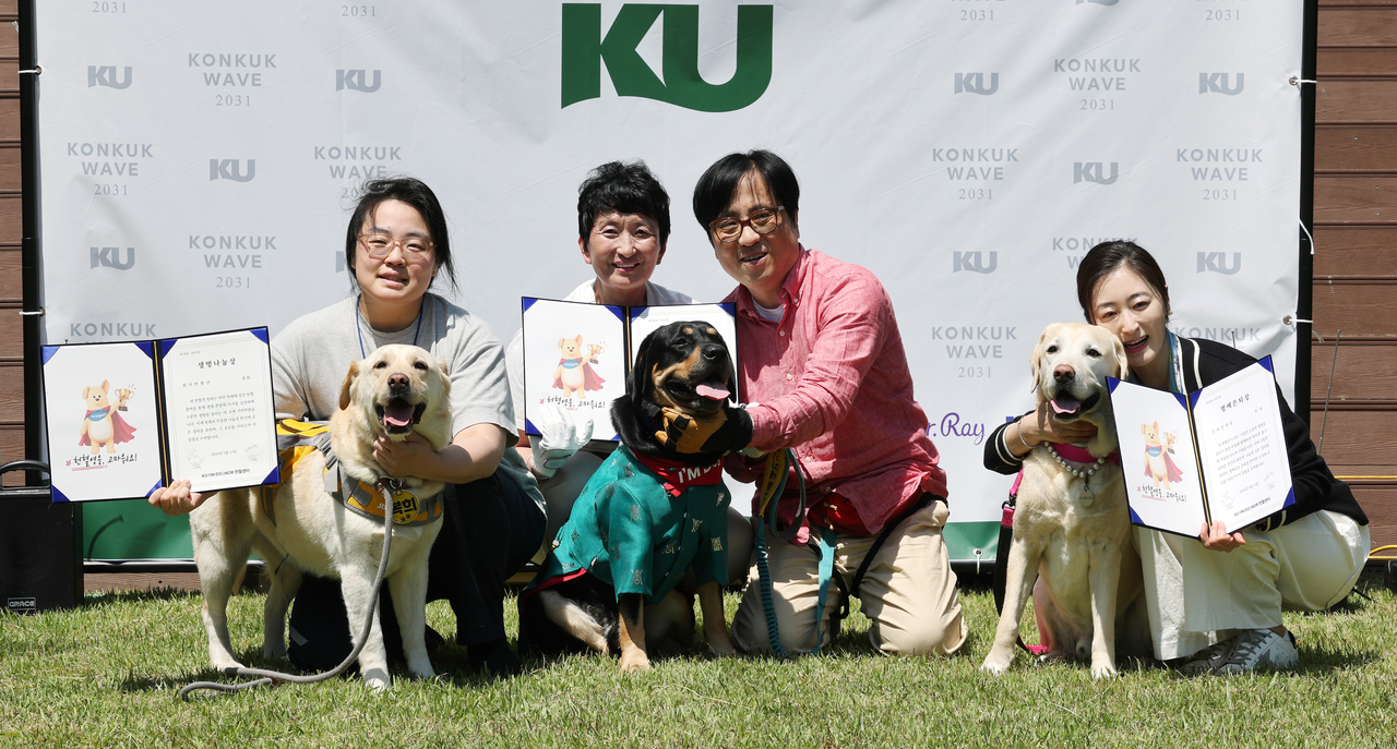 Dogs that received special honors pose with their owners during the “Thank You, Donor Heroes!” event at Konkuk University on May 13. From left are Bokhui, recipient of the Life Sharing Award; Sundol, recipient of the Life Guardian Award; and Tree, recipient of the honorary retirement award. (Yonhap)