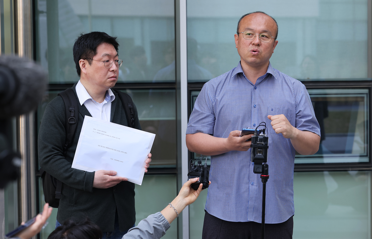 Representatives of the Korea Shareholders Movement answer reporters’ questions after submitting a petition supporting an injunction sought by Samsung Electronics against alleged illegal labor actions by its union at the Suwon District Court in Suwon on May 13, during the second hearing on the injunction request. (Yonhap)