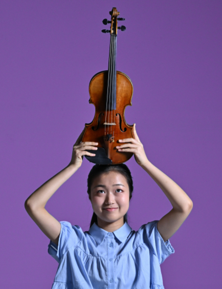 Violinist Kim Seo-hyun poses for photos during an interview with The Korea Herald on April 11, 2024. (Im Se-jun/The Korea Herald)