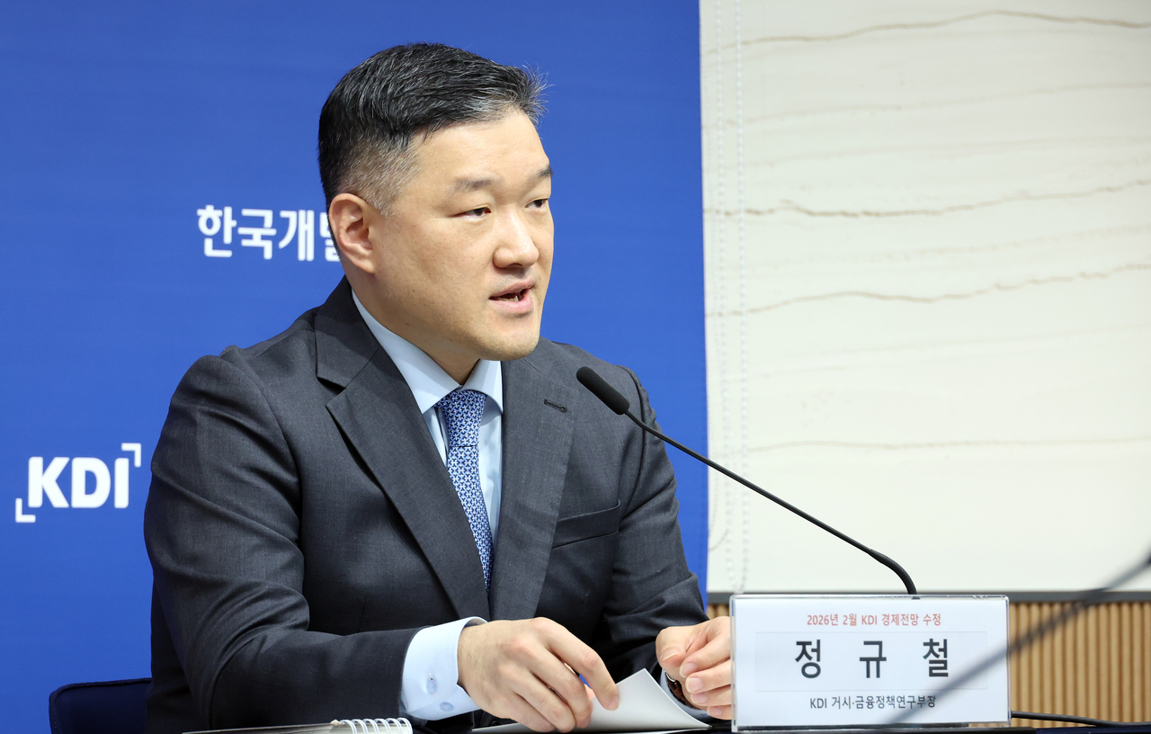 Jung Kyu-chul, senior director at the Deptartment of Macroeconomic and Financial Policies at Korea Development Institute, speaks at a press briefing held in Sejong City, Wednesday. (Newsis)