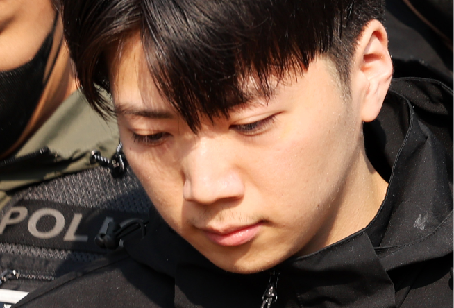 Jang Yoon-gi, 23, who is accused of fatally stabbing a teen girl on a street in Gwangju and injuring another, is transferred to prosecutors from the Gwangju Seobu Police Station on Thursday. (Yonhap)