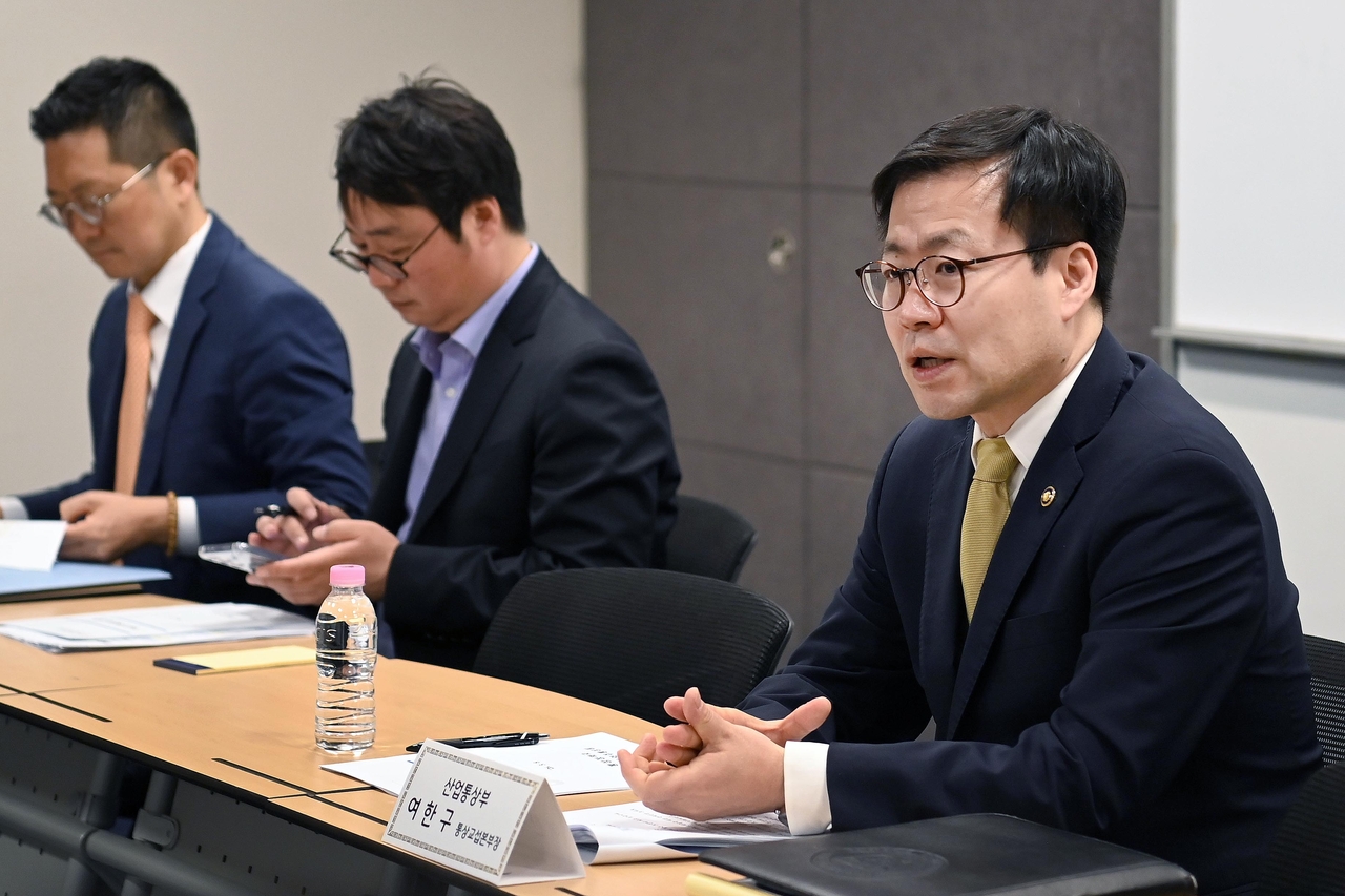 Trade Minister Yeo Han-koo (right) speaks at a meeting with South Korean companies operating in Mexico in Seoul on May 8. (Industry Ministry via Yonhap)