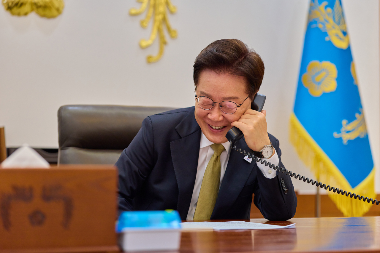 President Lee Jae-myung speaks by phone with Mexican President Claudia Sheinbaum Pardo at his office in Cheong Wa Dae on Thursday. (Cheong Wa Dae via Yonhap)