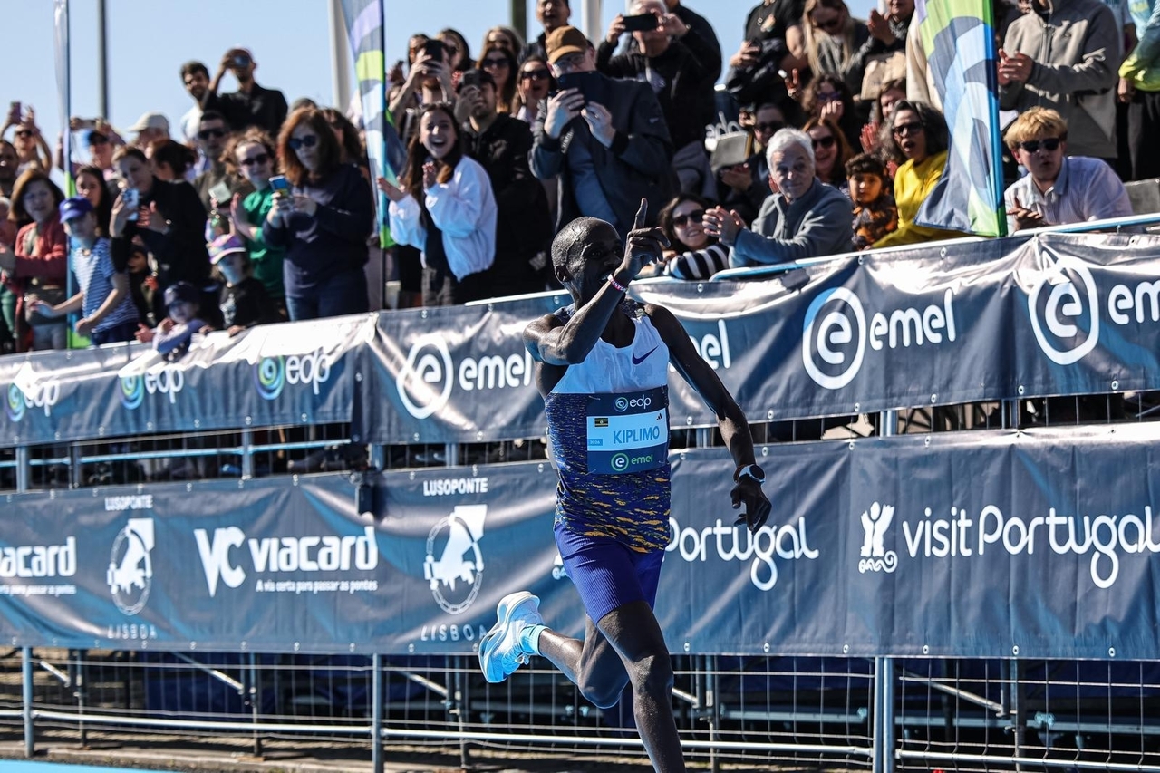 Uganda's Jacob Kiplimo crosses the finish line at the Lisbon Half Marathon on March 8. He set a world record of 57 minutes 20 seconds wearing a Galaxy Watch8 as part of Samsung's Team Galaxy athlete roster. (Samsung Electronics)
