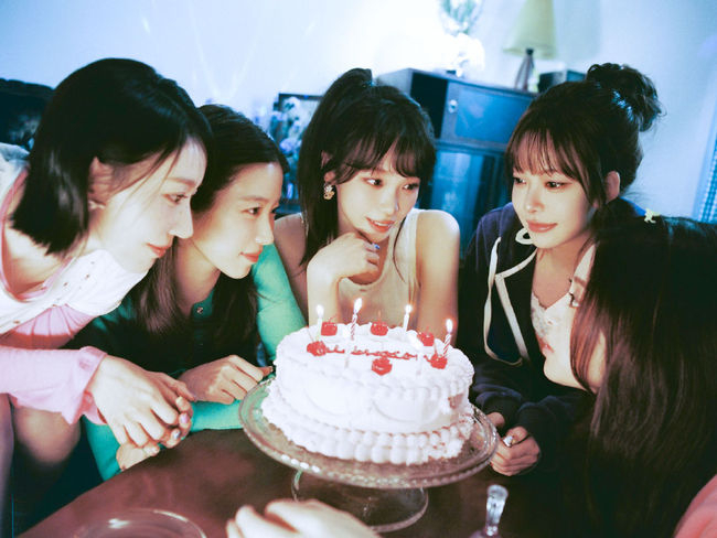 Le Sserafim boasts perfect chemistry in 2nd LP teaser - The Korea Herald
