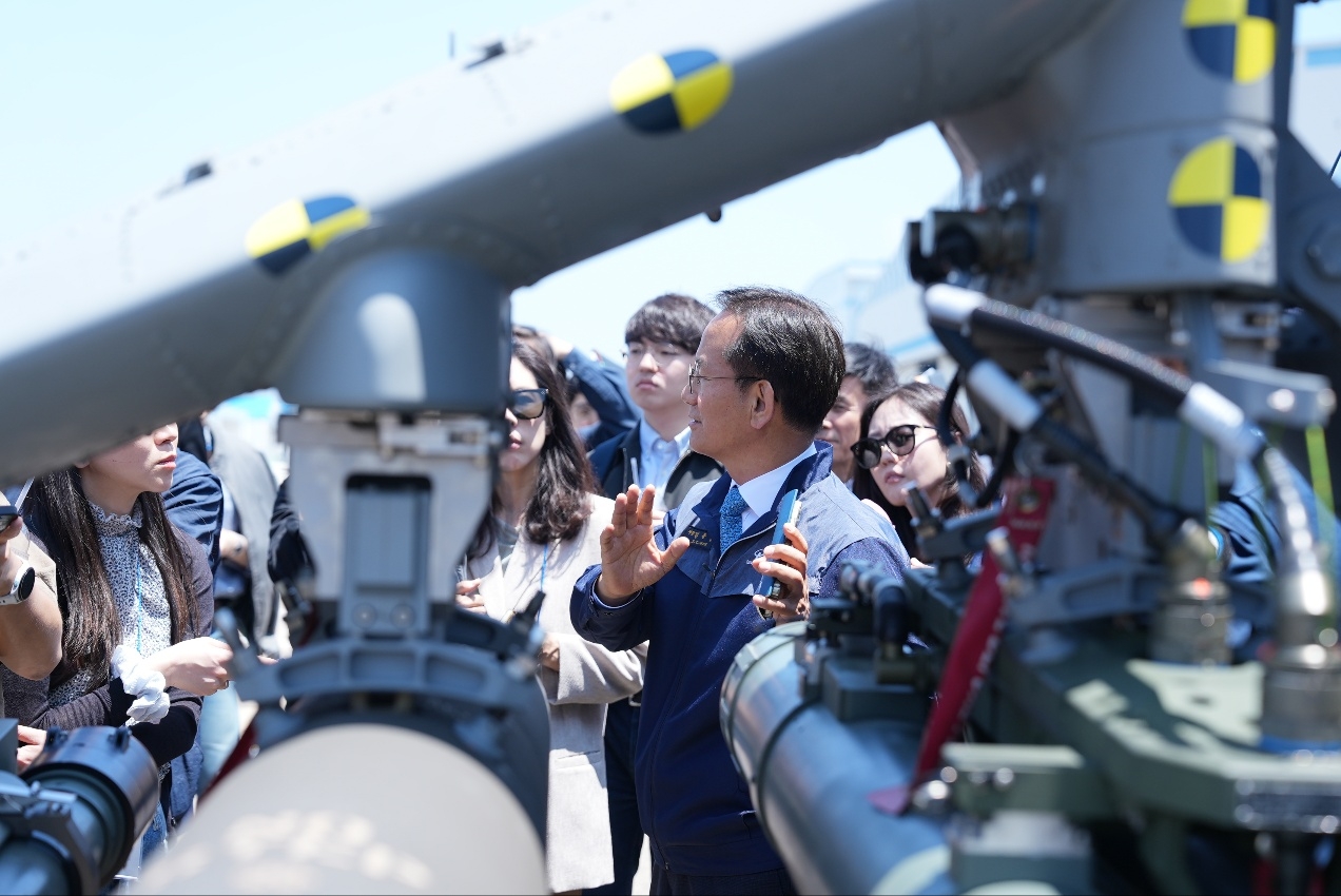 KAI CEO Kim Jong-chul (center) explains the KF-21 fighter jets parked on the flight line to reporters during a visit to Korea Aerospace Industries in Sacheon, South Gyeongsang Province, on Wednesday. (Joint Press Corps)