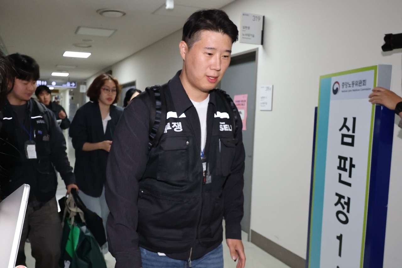 Samsung's largest union chief Choi Seung-ho exits the National Labor Relations Commission in Sejong before dawn on Wednesday, moments after declaring the collapse of a 17-hour second post-arbitration session aimed at sealing Samsung Electronics' 2026 wage deal. (Yonhap)