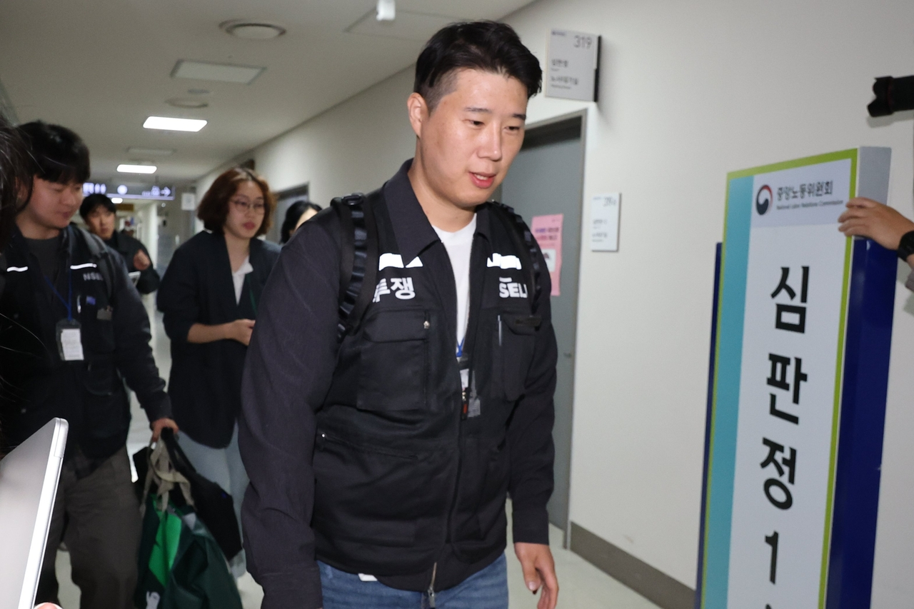 Samsung's largest union chief Choi Seung-ho exits the National Labor Relations Commission in Sejong before dawn on Wednesday, moments after declaring the collapse of a 17-hour second post-arbitration session aimed at sealing Samsung Electronics' 2026 wage deal. (Yonhap)