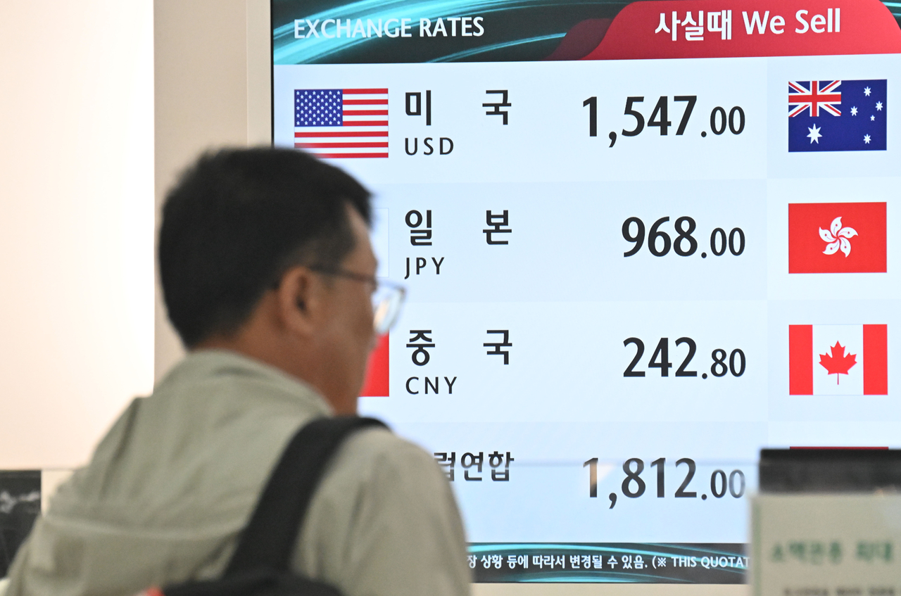 A screen at a currency exchange counter at Incheon Airport shows the Korean won’s exchange rate against major currencies, April 30. (Im Se-jun/The Korea Herald)