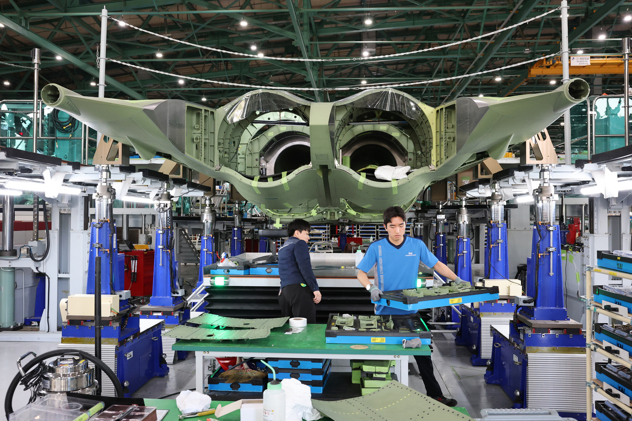 Engineers assemble KF-21 fighter jets at Korea Aerospace Industries in Sacheon, South Gyeongsang Province, on Wednesday. (Joint Press Corps)