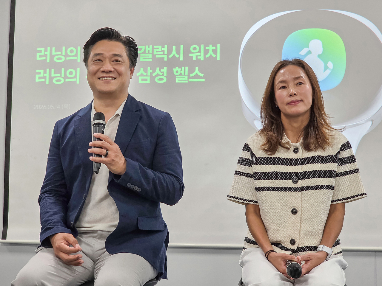 Choi Joon-il (left), who heads strategy for Samsung Electronics' Digital Health Team, and former national marathoner Kwon Eun-joo take questions at a Galaxy Watch running briefing Thursday in Seoul. (Samsung Electronics)