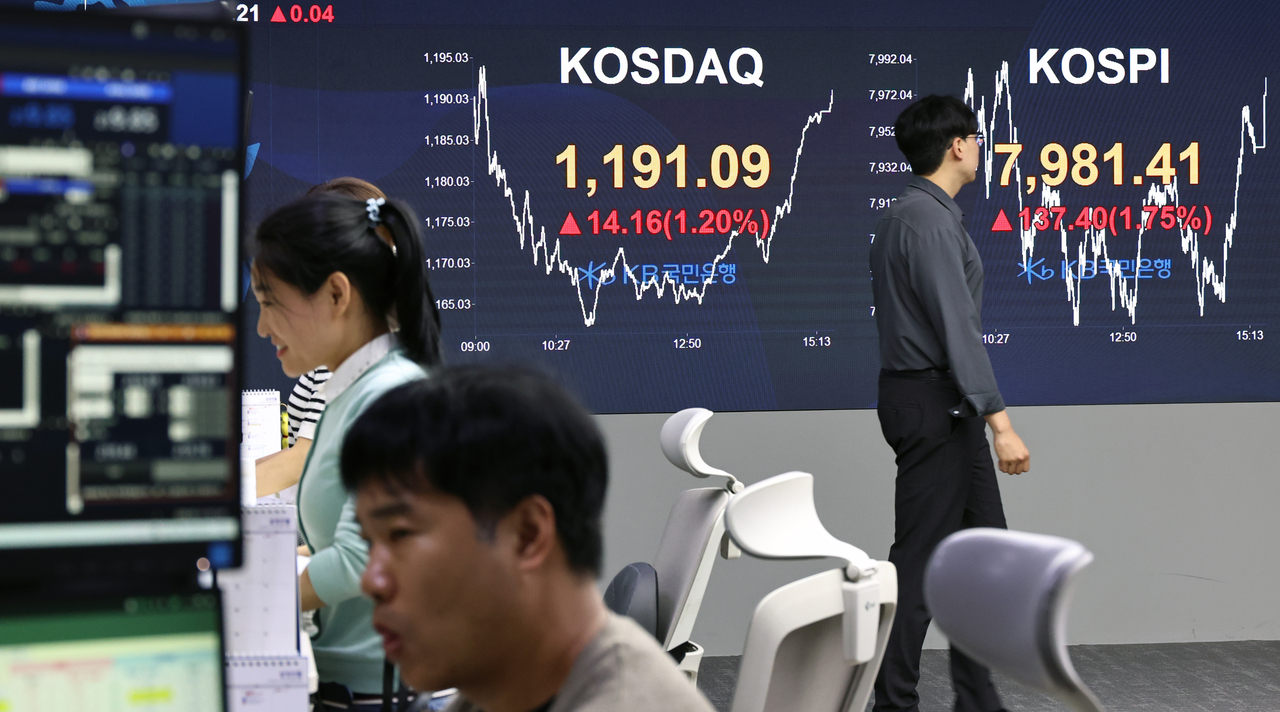 Employees work at the dealing room of KB Kookmin Bank in Yeouido, western Seoul, on Thursday. The Kospi closed up 1.75 percent at 7,981.41, while the Kosdaq rose 1.20 percent to 1,191.09. (Newsis)
