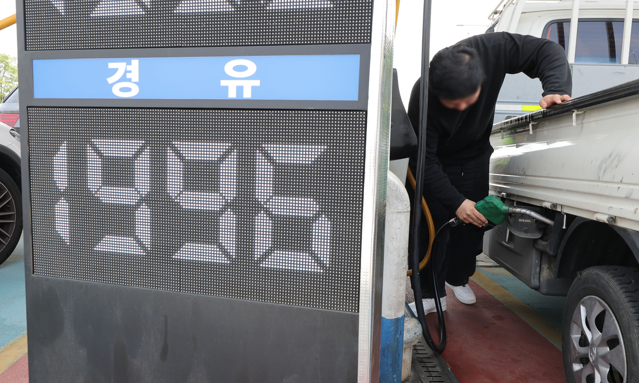 A driver refuels a cargo truck with diesel at a gas station in Seocho-gu, Gangnam, Seoul, on Tuesday. (Yonhap)