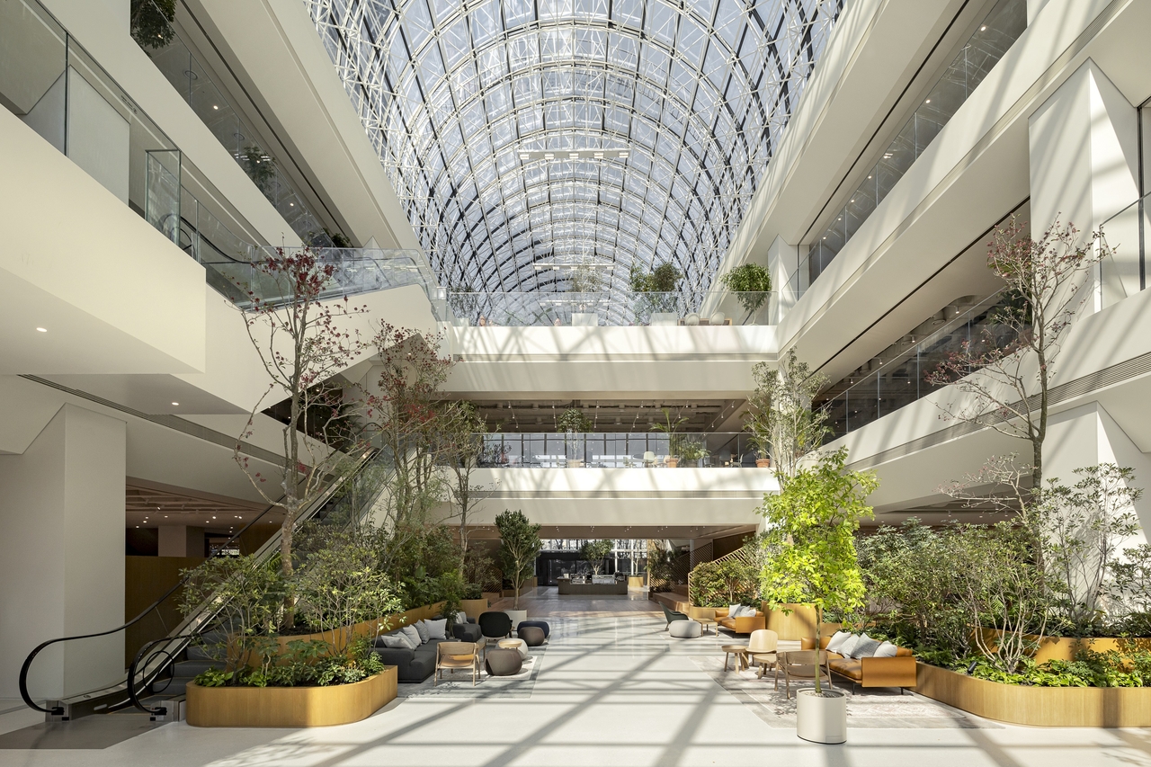 The atrium at the center of the lobby of Hyundai Motor Group’s Yangjae headquarters in Seoul. (Hyundai Motor Group)