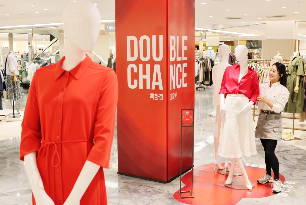 롯데백화점 대구점 직원이 ‘더블 찬스 위크’ 연합 행사를 앞두고 매장 내 사전 광고 및 상품을 진열하고 있다.[롯데백화점 제공]