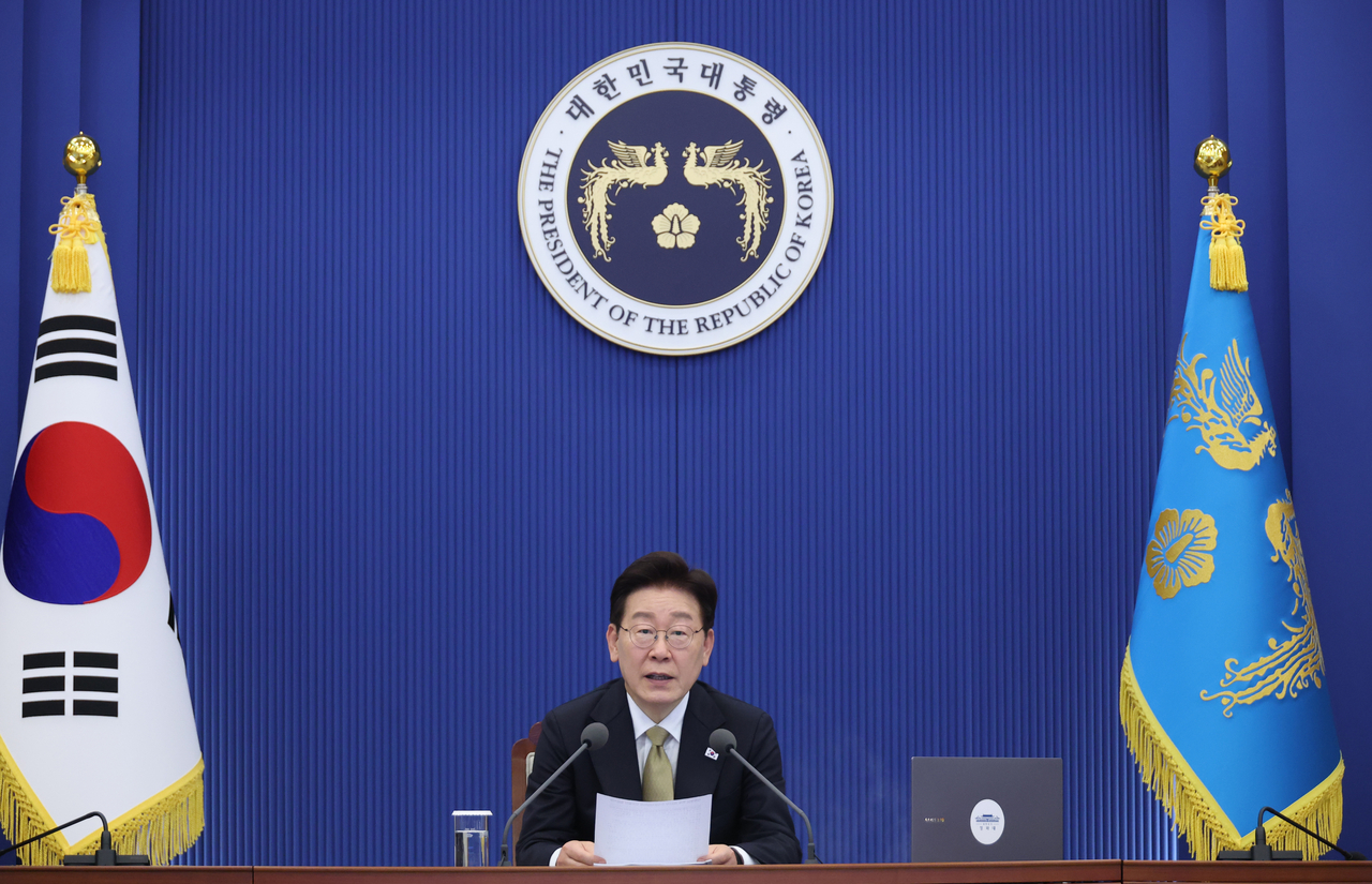 President Lee Jae Myung speaks during a meeting with senior aides and secretaries at Cheong Wa Dae on Thursday. (Yonhap)
