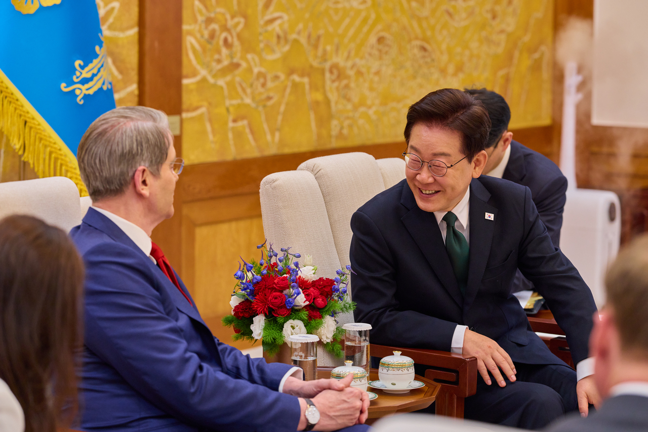 South Korean President Lee Jae Myung (right) talks with US Treasury Secretary Scott Bessent during their meeting at Cheong Wa Dae in Seoul on Wednesday. (Cheong Wa Dae via Yonhap)